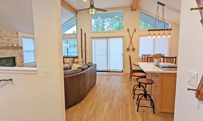 Sunriver House | Updated, 4 Bd, 2 and 2 half baths, 2 family rooms, Rec Passes - Deer 11