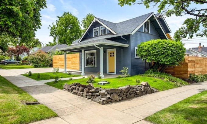 Eugene House | Updated and cozy, 1 block to Matthew Knight Arena and 3 blocks to Hayward Field.