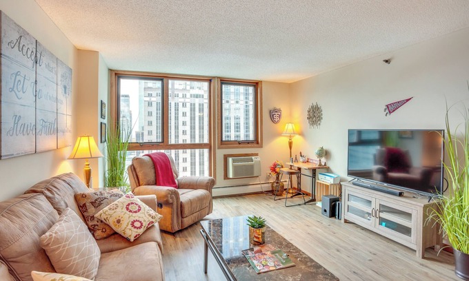 Elliot Park Condo | Updated Apt in Dtwn Minneapolis w/Pool Access!