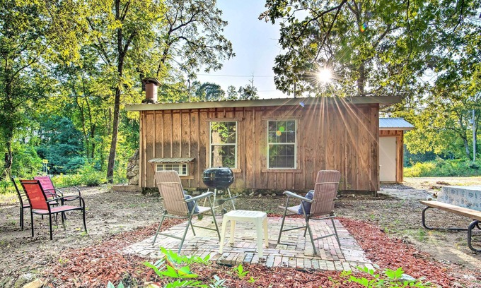 Hatton Cabin | Updated Cabin w/Porch, Mins to Cossatot River