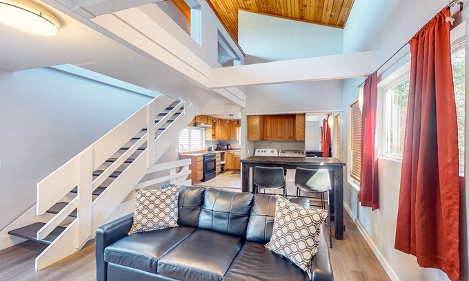 Port Orford House | Updated dog-friendly home with fantastic ocean views - walk to the beach