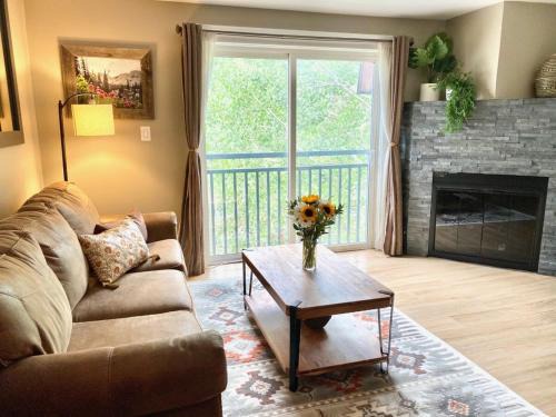 Historic District House | Updated Downtown Condo Walk Everywhere and Parking