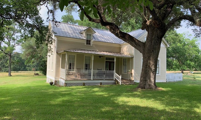 Round Top House | Updated Famhouse - Perfect Location