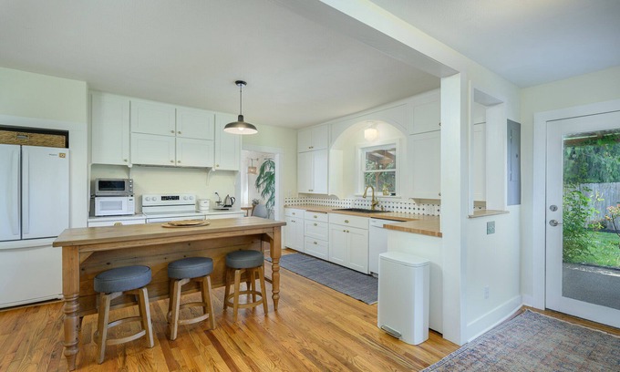 Carlton House | Updated & Rustic 1912 Carlton Farmhouse - in Town!