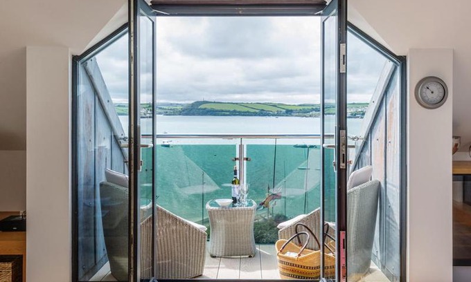 Rock Apartment | Upper Deck
