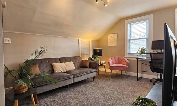 Ferndale Apartment | Upper Unit Apartment with 2 Bedrooms - Workspace -Walk to Downtown Ferndale
