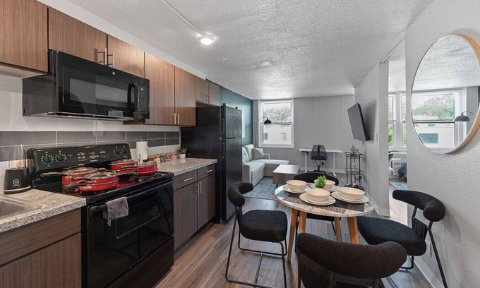 Corryville Apartment | Upscale 2 Bed Suite — Mins to Downtown Cincinnati!