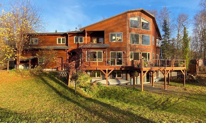 Talkeetna House | Upscale 3-bedroom lakefront house in Talkeetna