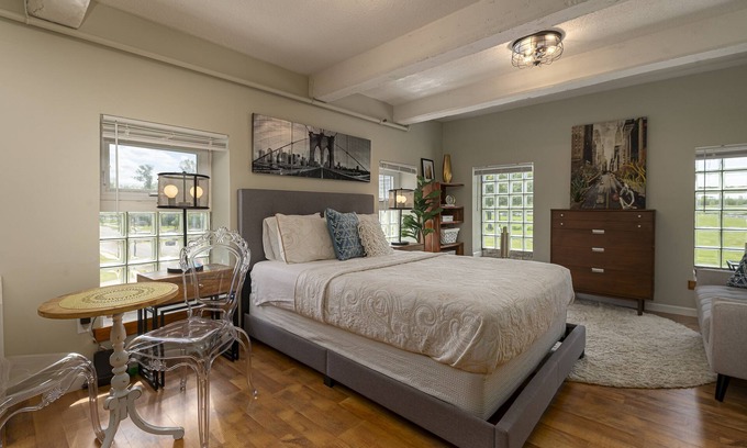 Carbondale Hotel | Upscale Designer Studio Across from SIUC Campus