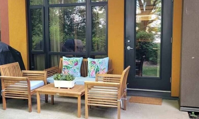 South Pandosy Resort | Upscale Resort Stay! Private+Peaceful on Creekside!