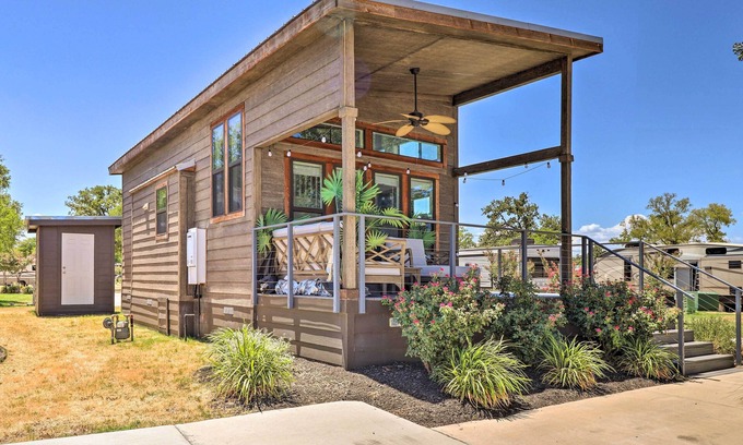 Austin House | Upscale Tiny Home - Boho-Chic Austin Getaway!