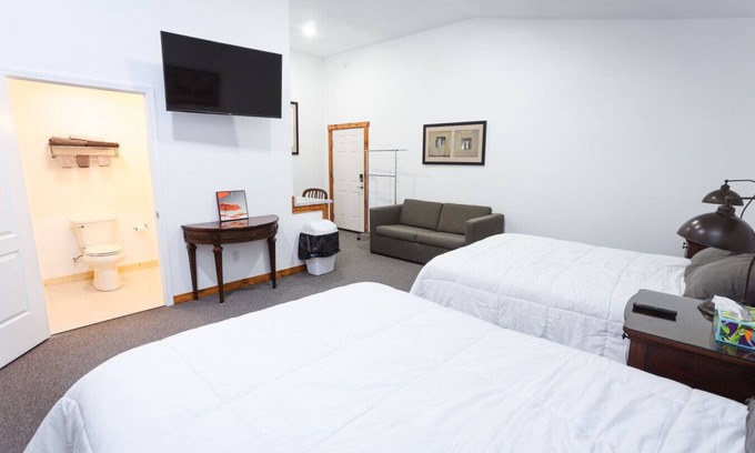 Keeling Hotel | Upstairs Double Queen