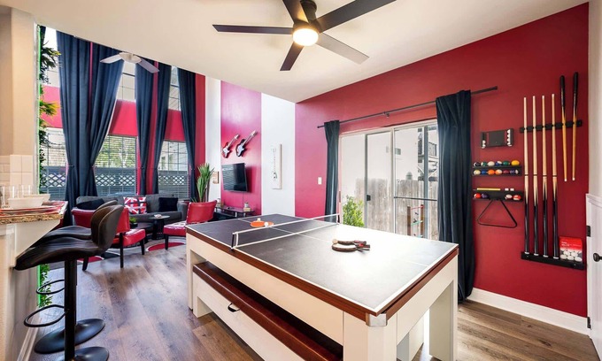 Govalle House | Upstay: Spacious 2-Home Duplex in Govalle for 18