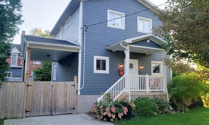 Waterloo House | Uptown Blue - Walk to Everything - Monthly rates!