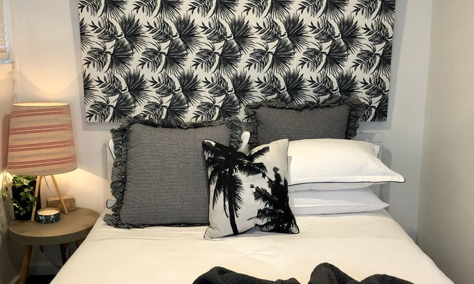 Allambie Heights Apartment | Urban Escape, cosy little getaway, bright and sunny with private deck.