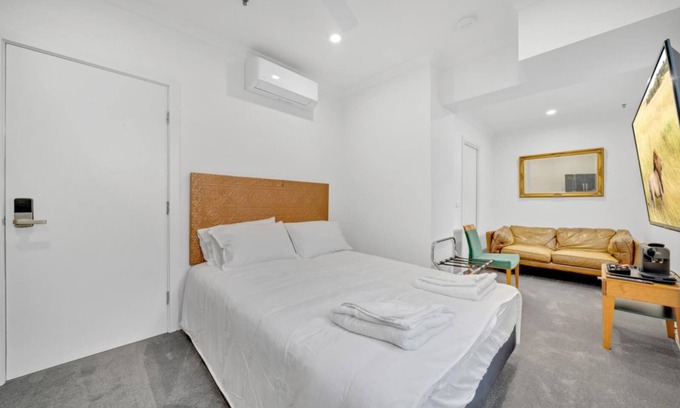 Richmond North Apartment | Urban Oasis: Prime Access to Melbourne’s CBD