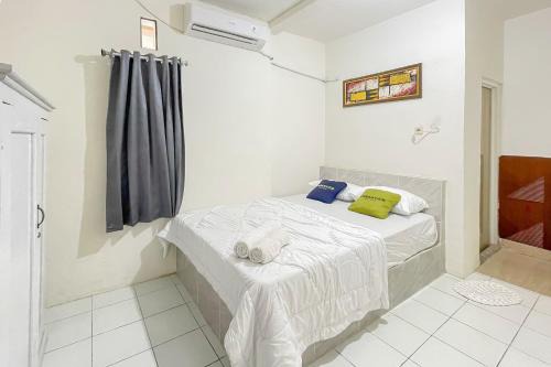 West Cirebon Hotel | Urbanview Grey CSB Mall Cirebon