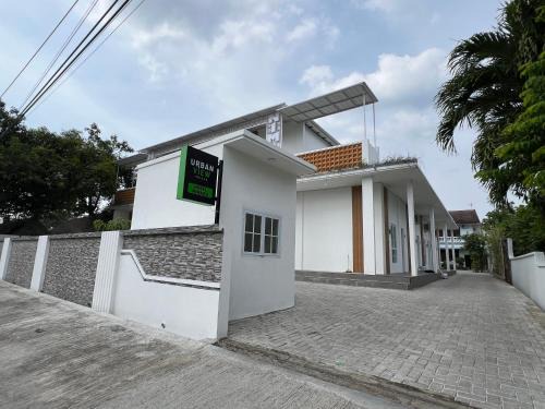 Ngawi Hotel | Urbanview Hotel Nimara Ngawi by RedDoorz
