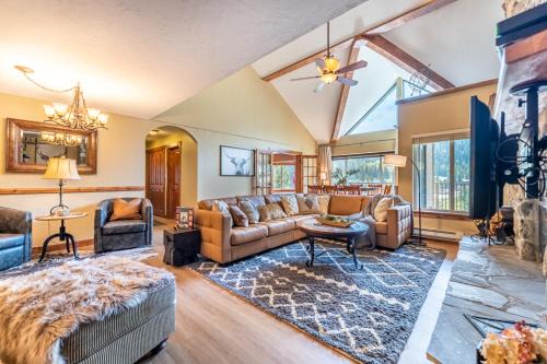 Mountain House Apartment | Cinnamon Ridge Building 1 142 by Summit County Mountain Retreats