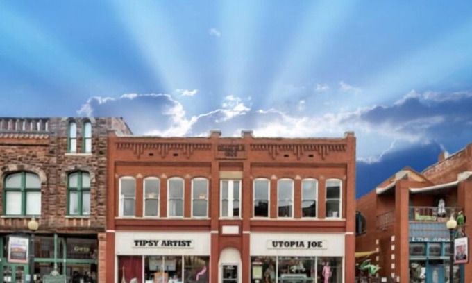 Guthrie Bed & Breakfast | Utopia Joe Loft - Great Downtown Views with Hardwood Floors & Original Art