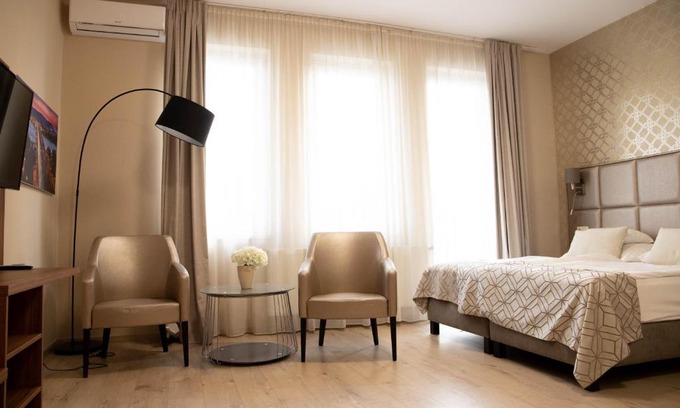 Ujhartyan Hotel | Vánkos & Eszcájg