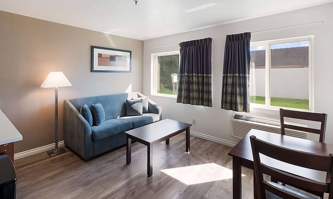 Tri-Cities Resort | Vacation Day Is Always A Great Idea! Spacious unit to Enjoy! Free Parking!