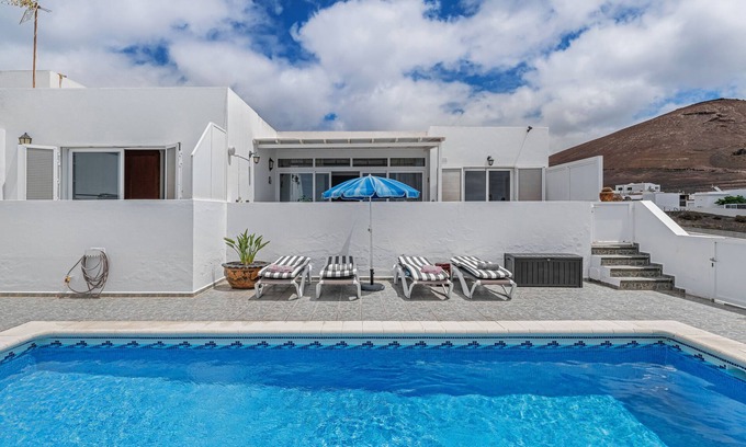 La Asomada House | Vacation Home 'Casita Canaria' with Sea View, Private Pool and Wi-Fi