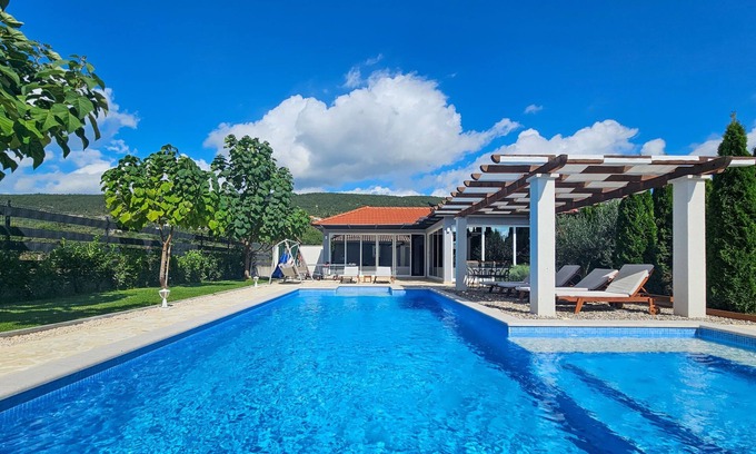 Donji Prolozac House | Vacation home Maja by Interhome