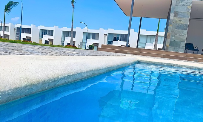 Manta House | Vacation Home with 24h Security and Ample Parking
