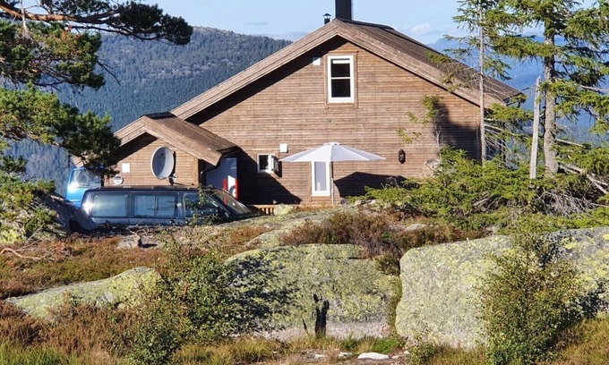 Kviteseid Cabin | Vacation hut with a wonderful view, close to the cross-country ski trail/lift. Dogs welcome.