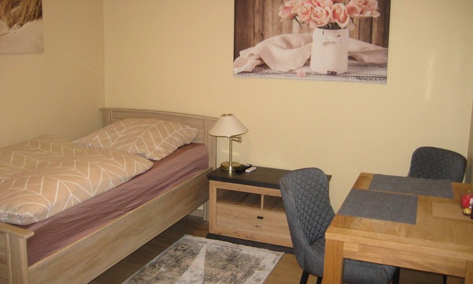 Neverin Apartment | Vacation room (1) Distance to the A20 8 minutes, to Neubrandenburg 10 minutes