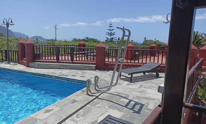 Icod de los Vinos Villa | Vacation Villa 'The Palm' with Private Pool, Private Terrace and Wi-Fi