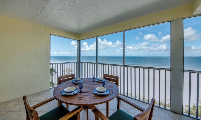 Fort Myers Beach Condo | Vacation Villas #433: Beachfront Condo, Amazing View & Screened Lanai!