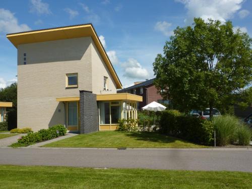 Koudum House | vakantiehuisgalamadammen met ligplaats boot