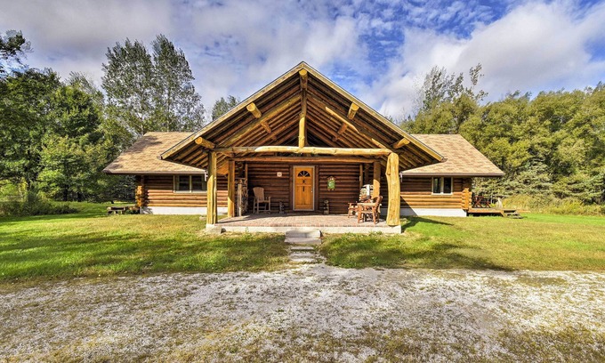 Valders Cabin | Valders Log Home near EEA Air Show & Sheboygan!