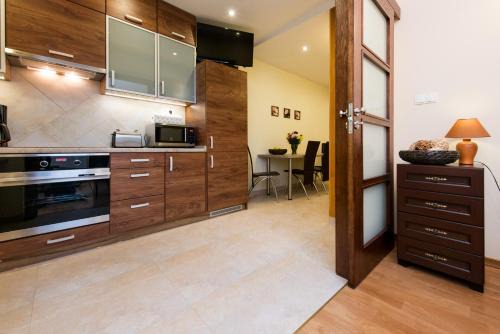 Wesoła Zachod Apartment | Vanilla 1, 2bdr 2bth 5min to Main Square