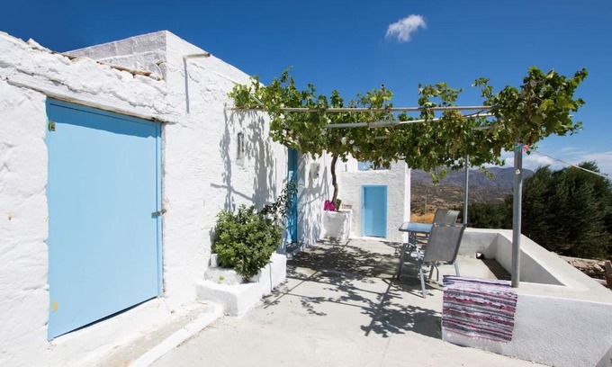 Menetai House | Vatha Traditional Cottage with a view