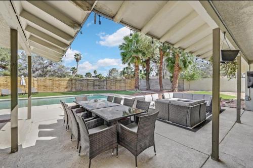 Paradise House | Vegas Home 4BR Pool & Outdoor Lounge near Strip