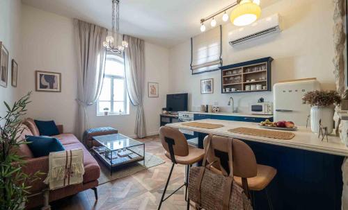 Jaffa Apartment | VELLER Shemaiah Apt #4
