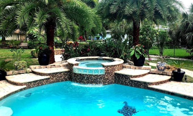 South Venice House | "Venice-Eden Lagoon House" A Salt Water Pool and Spa Oasis