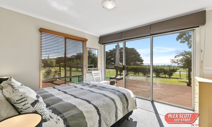 Ventnor House | VENTNOR FARM 2-6 GUESTS PETS WELCOME