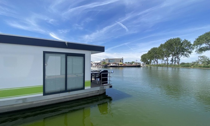 Nieuwpoort Boat Rental | Very nice, modern houseboat near recreational lake and beach