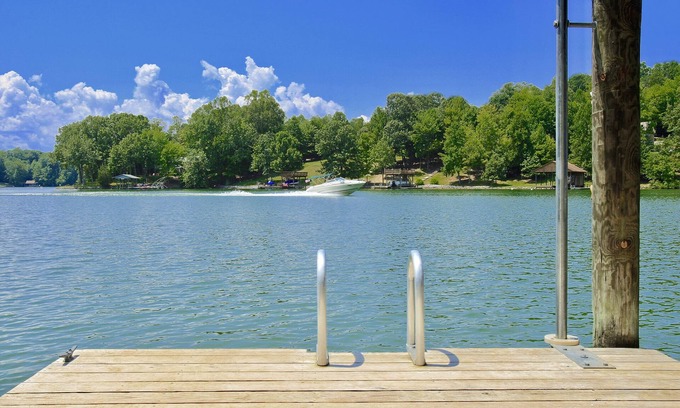 Huddleston House | VETERAN OWNED - DEEP H2O, HUGE HOME, Fire Pit, WiFi, Kayaks/SUP's!
