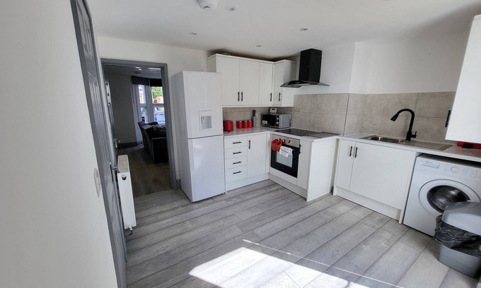 Colchester House | Vetrelax Colchester House- 4bedrooms with Parking