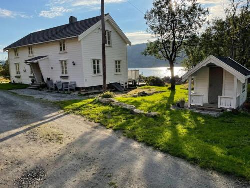 Ballstad House | Vettingstua, beautiful house down by the sea.