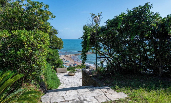 Anzio Villa | Via Ardeatina 107 - Five Bedroom Villa, Sleeps 10