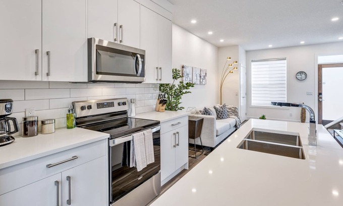 Crescent Heights House | Vibrant Inner City Townhome Private Garage ⭐️