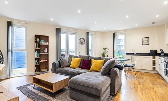 Alperton Apartment | Vibrant London Canal Apartment