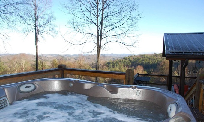 West Jefferson House | 'View & Far Between' Cozy Mountain Home w/hot tub