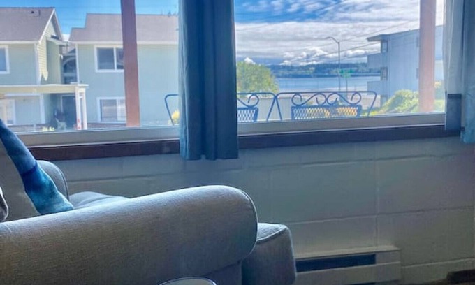 Oak Harbor Apartment | View * Harbor * Downtown * R & R!